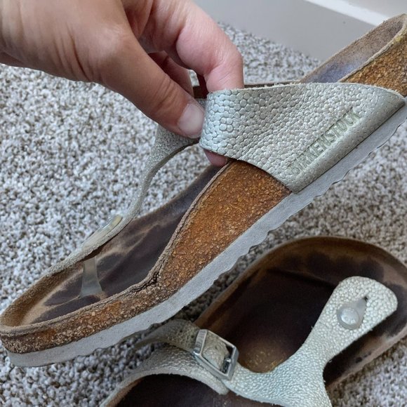 Birkenstock | Pebbled Silver Gizeh Sandal - Size 39 - Picture 10 of 15